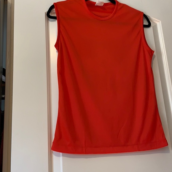 Red tank - Picture 2 of 4